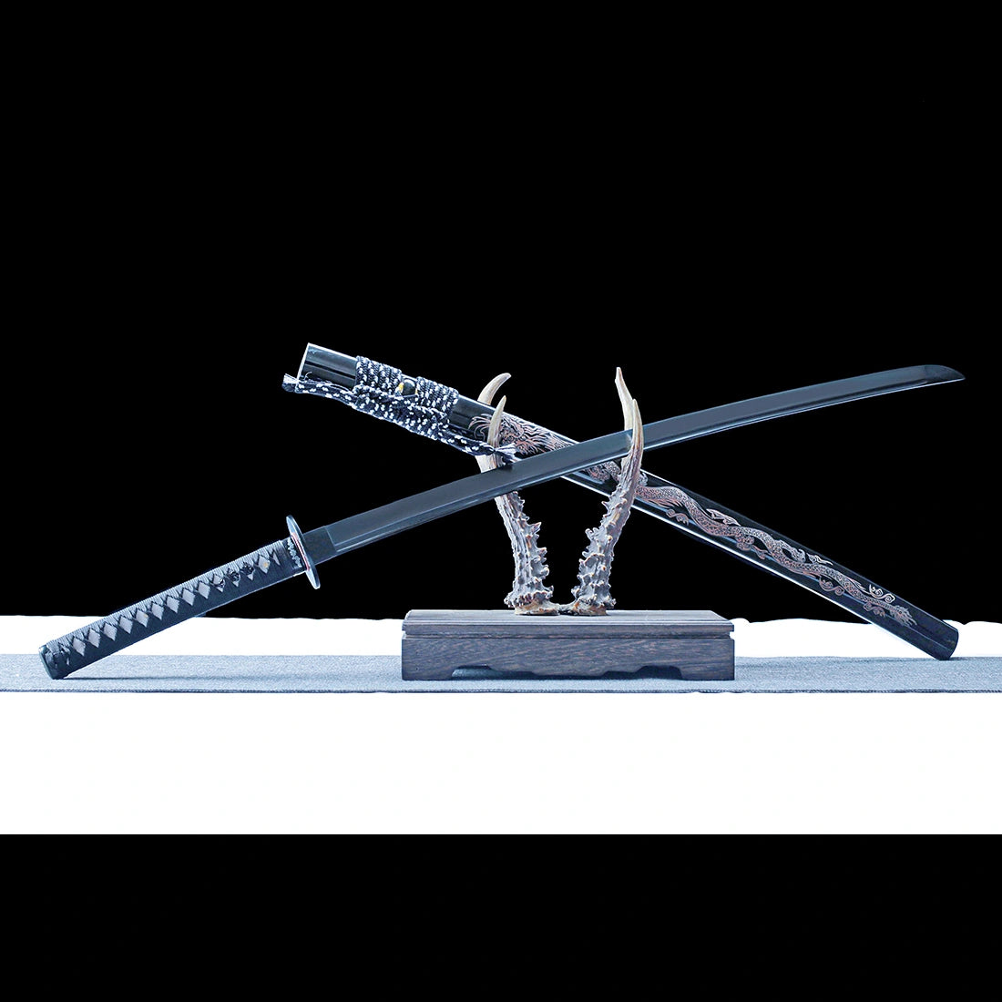 Real Japanese Katana – Handmade Damascus Pattern Steel Blade – Black Scabbard – Battle Ready