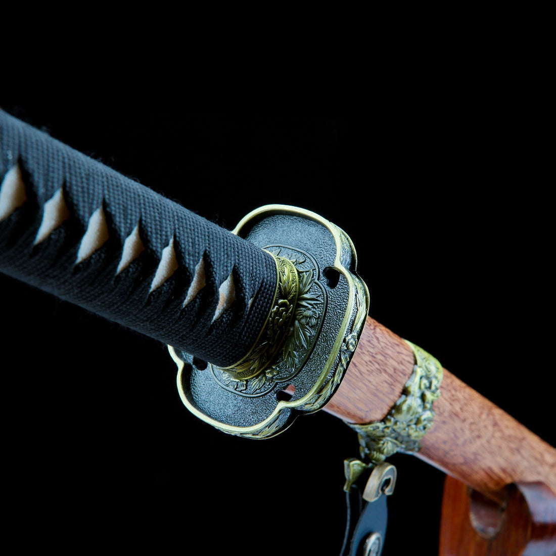 Real Tachi Sword – Damascus Patterned Steel Blade – Natural Solid Wood Saya
