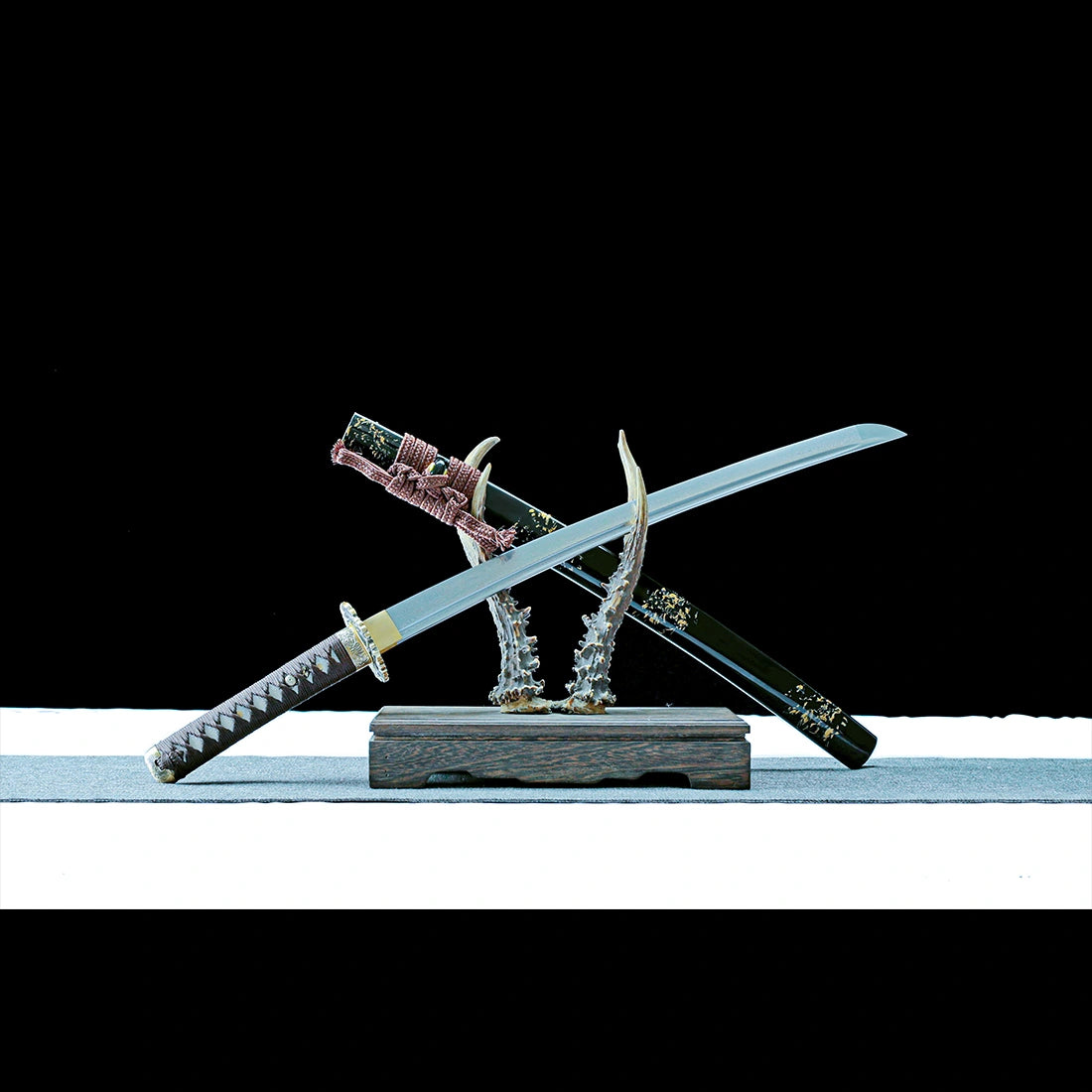 Handmade Japanese Wakizashi Sword – Damascus Pattern Steel Blade