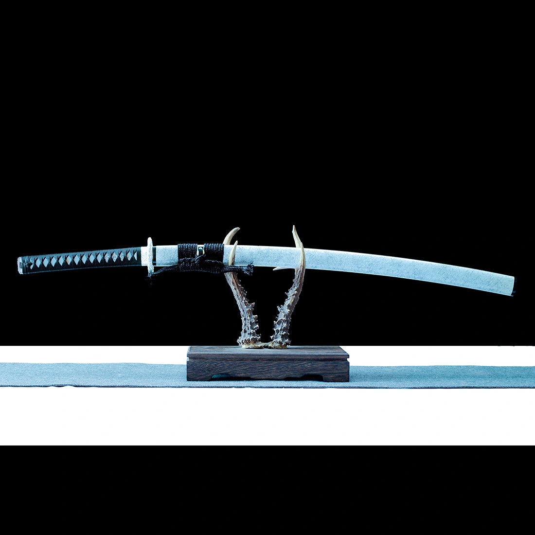 Real Japanese Katana Sword – Handmade Black T10 Steel Blade – White Scabbard