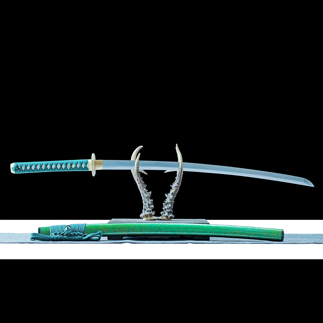 Authentic Japanese Katana Sword – Handmade Damascus Pattern Steel Blade