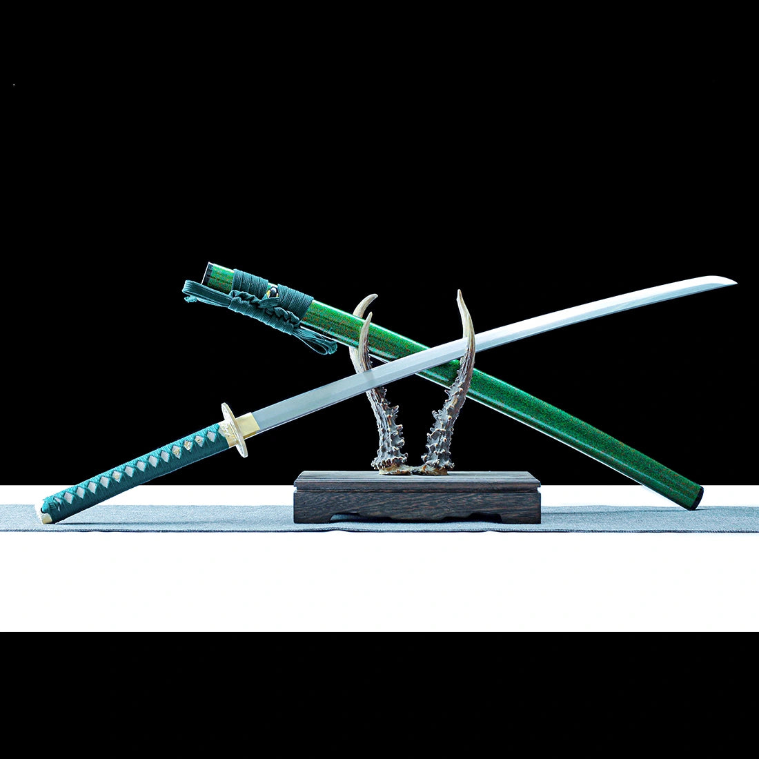 Authentic Japanese Katana Sword – Handmade Damascus Pattern Steel Blade