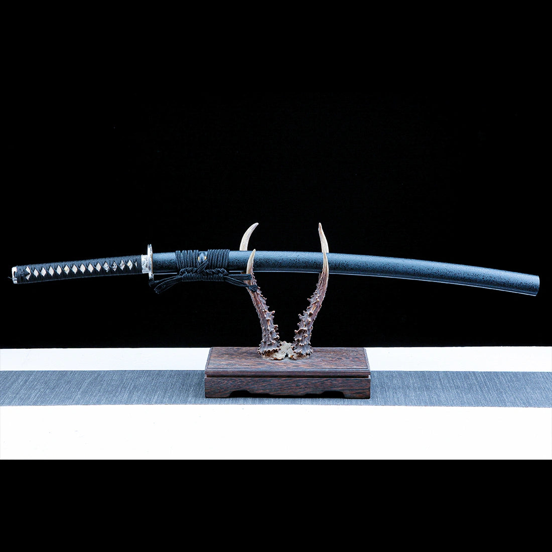 Authentic Katana Sword – Handmade T10 Carbon Steel Blade – Black Scabbard – Full Tang – Collector’s Edition