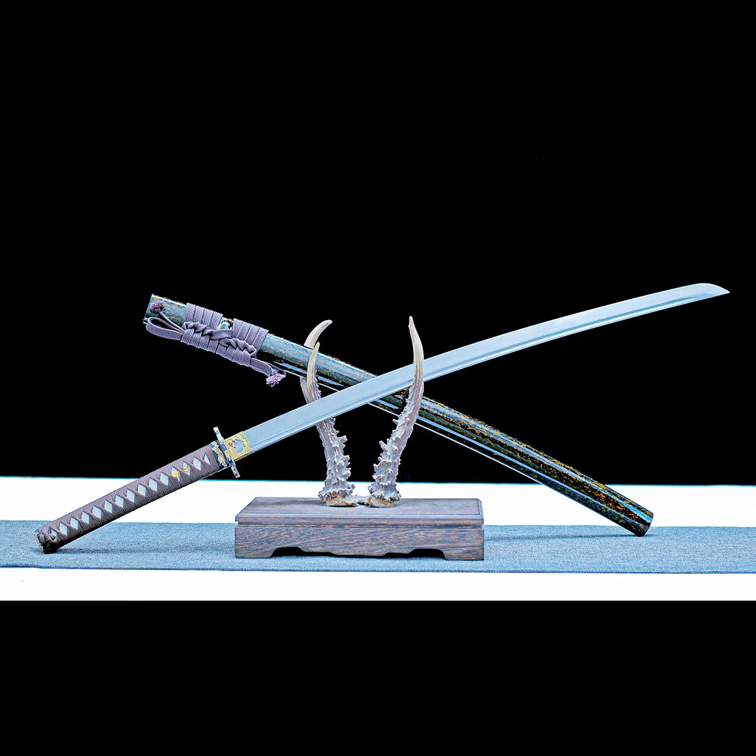 Authentic Katana Sword – High Performance Damascus Pattern Steel Blade – Black Scabbard – Full Tang