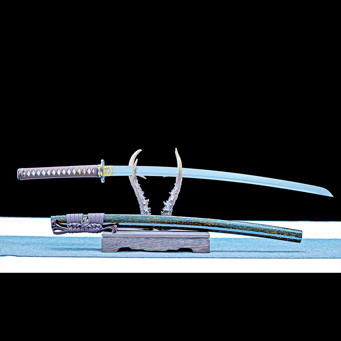 Authentic Katana Sword – High Performance Damascus Pattern Steel Blade – Black Scabbard – Full Tang