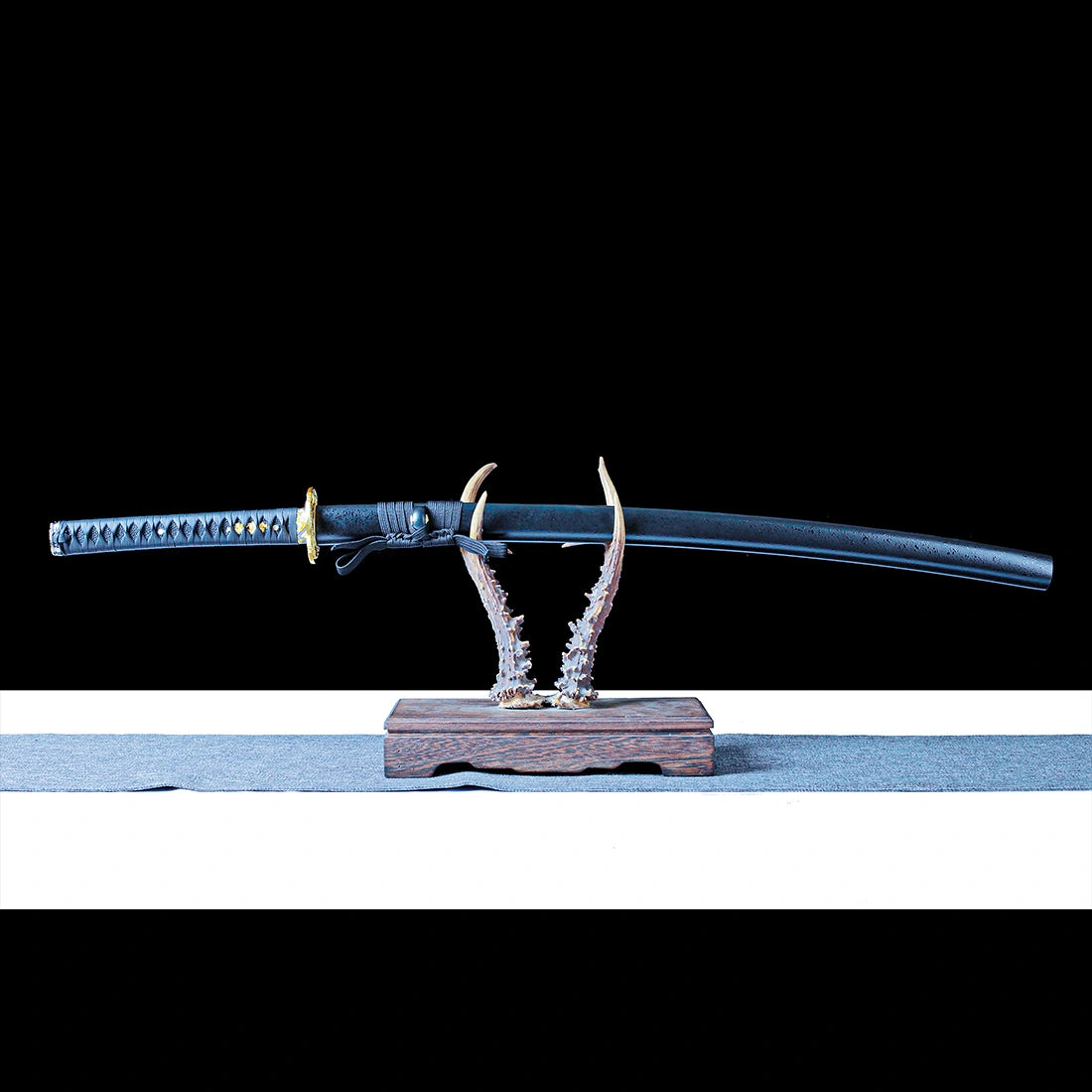 Authentic Katana – Handmade 1060 Carbon Steel Blade – Full Tang – Black Scabbard – Collector’s Edition