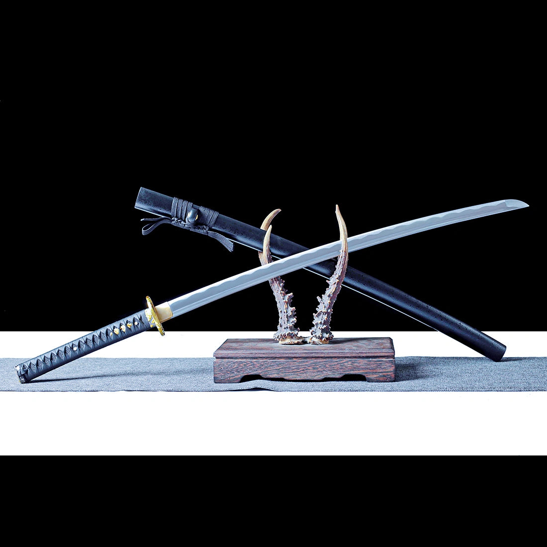 Authentic Katana – Handmade 1060 Carbon Steel Blade – Full Tang – Black Scabbard – Collector’s Edition