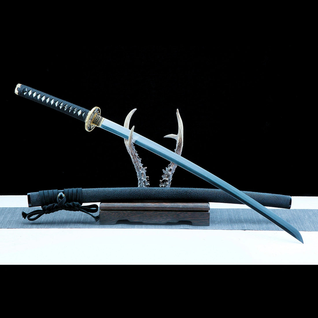 Authentic Katana – Handmade Damascus Pattern Steel Blade – Full Tang – Black – Collector’s Edition