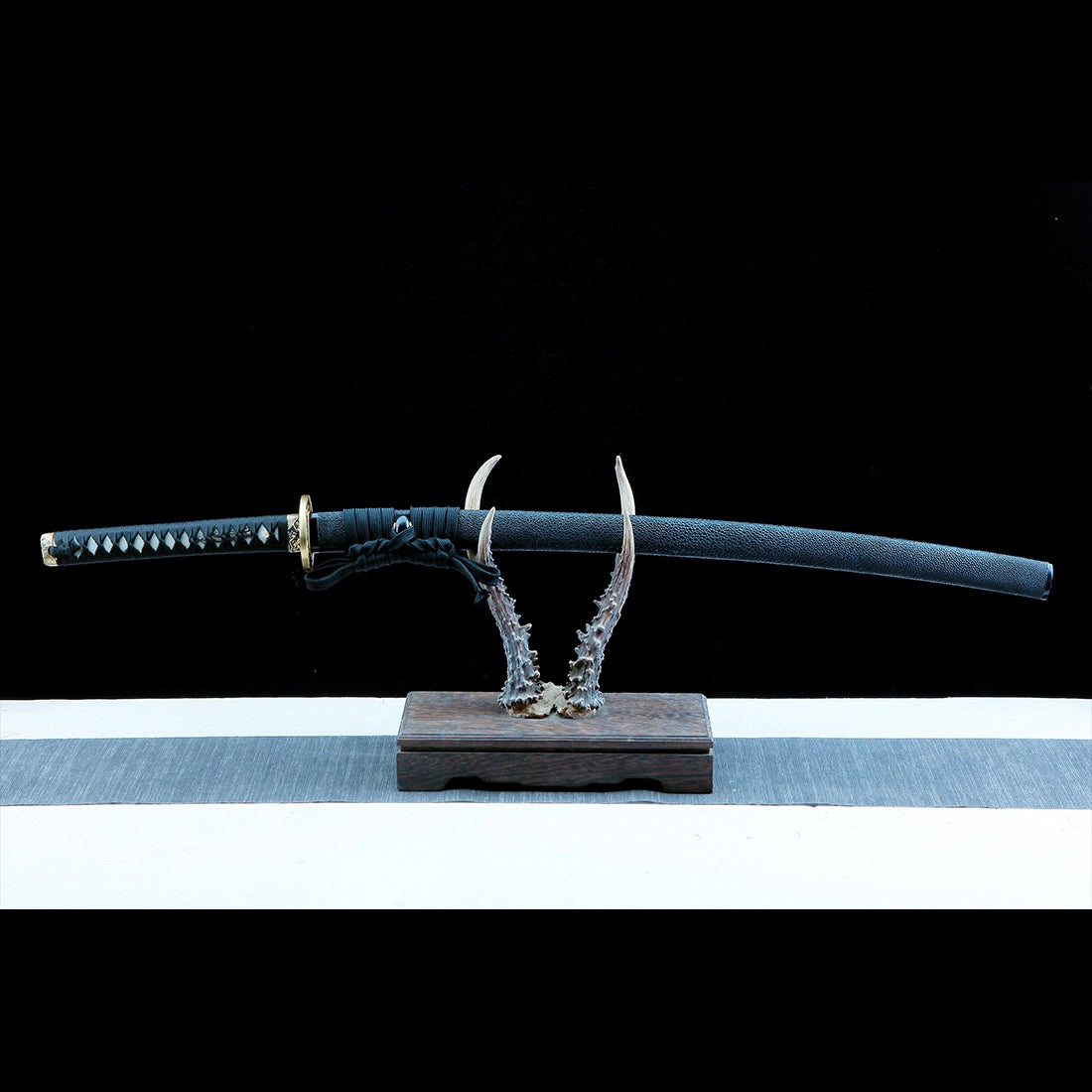 Authentic Katana – Handmade Damascus Pattern Steel Blade – Full Tang – Black – Collector’s Edition