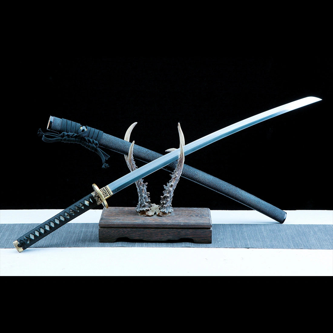 Authentic Katana – Handmade Damascus Pattern Steel Blade – Full Tang – Black – Collector’s Edition