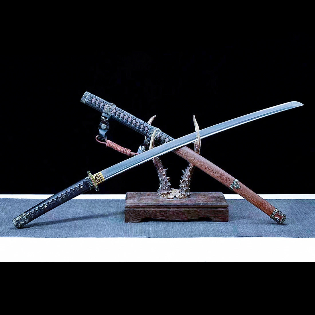 Authentic Tachi Sword – Handmade Damascus Pattern Steel Blade – High Performance – Full Tang – Collector’s Edition