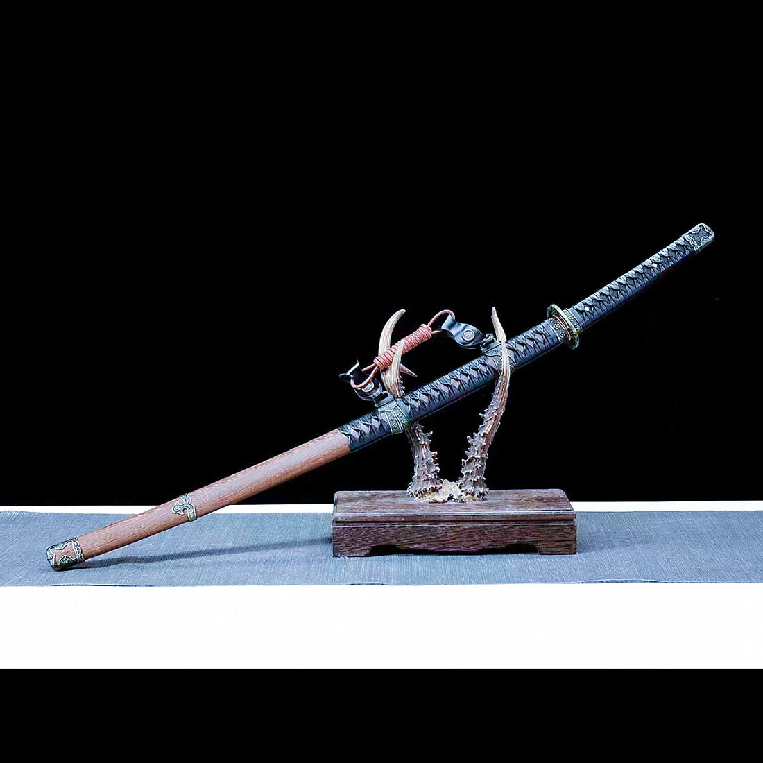 Authentic Tachi Sword – Handmade Damascus Pattern Steel Blade – High Performance – Full Tang – Collector’s Edition