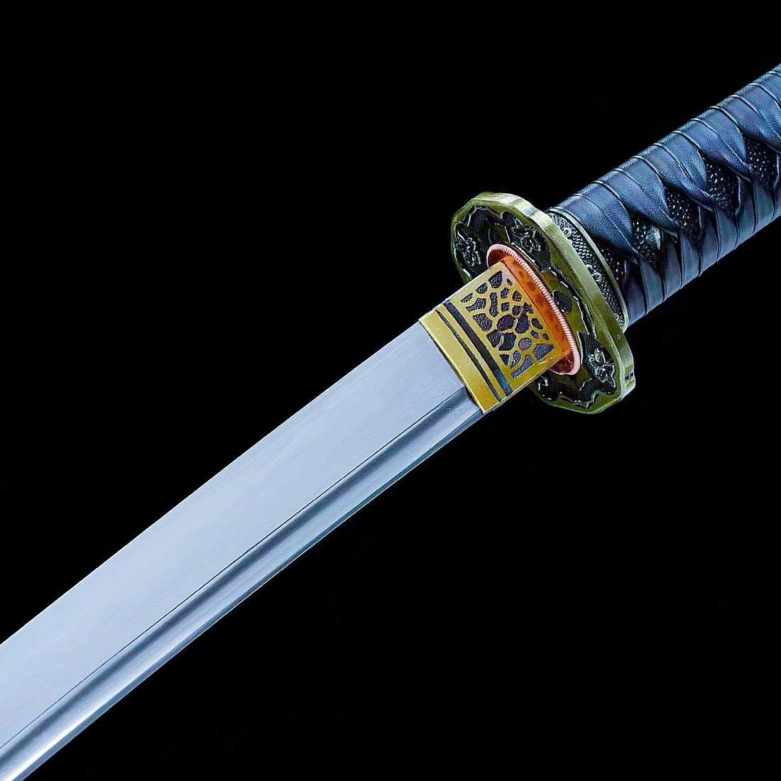 Authentic Tachi Sword – Handmade Damascus Pattern Steel Blade – High Performance – Full Tang – Collector’s Edition