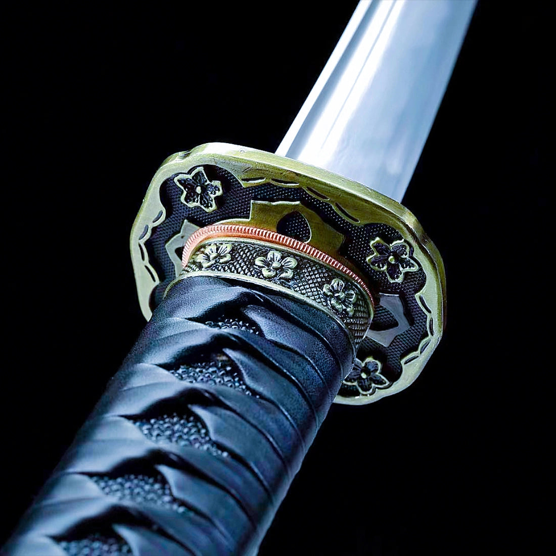 Authentic Tachi Sword – Handmade Damascus Pattern Steel Blade – High Performance – Full Tang – Collector’s Edition