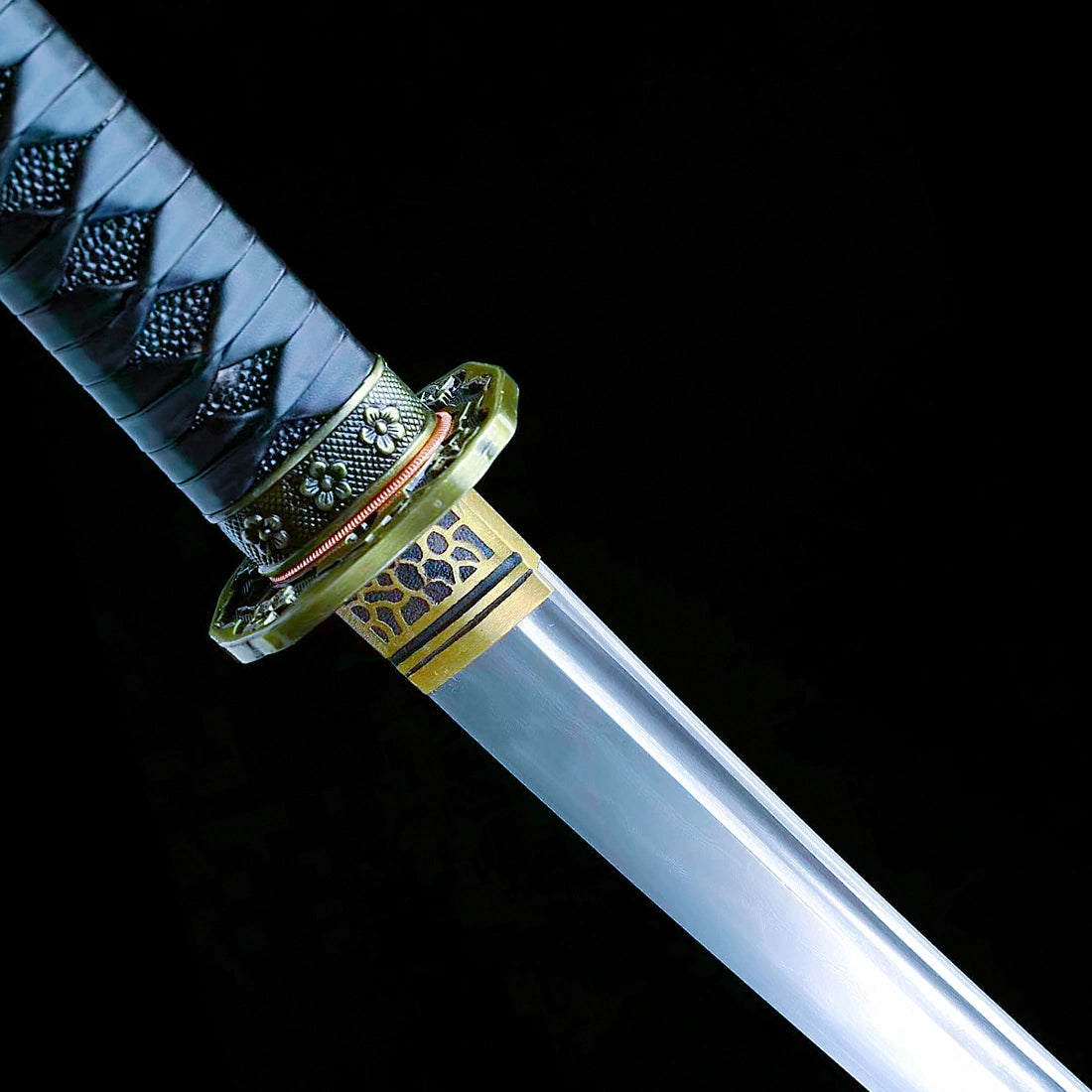 Authentic Tachi Sword – Handmade Damascus Pattern Steel Blade – High Performance – Full Tang – Collector’s Edition