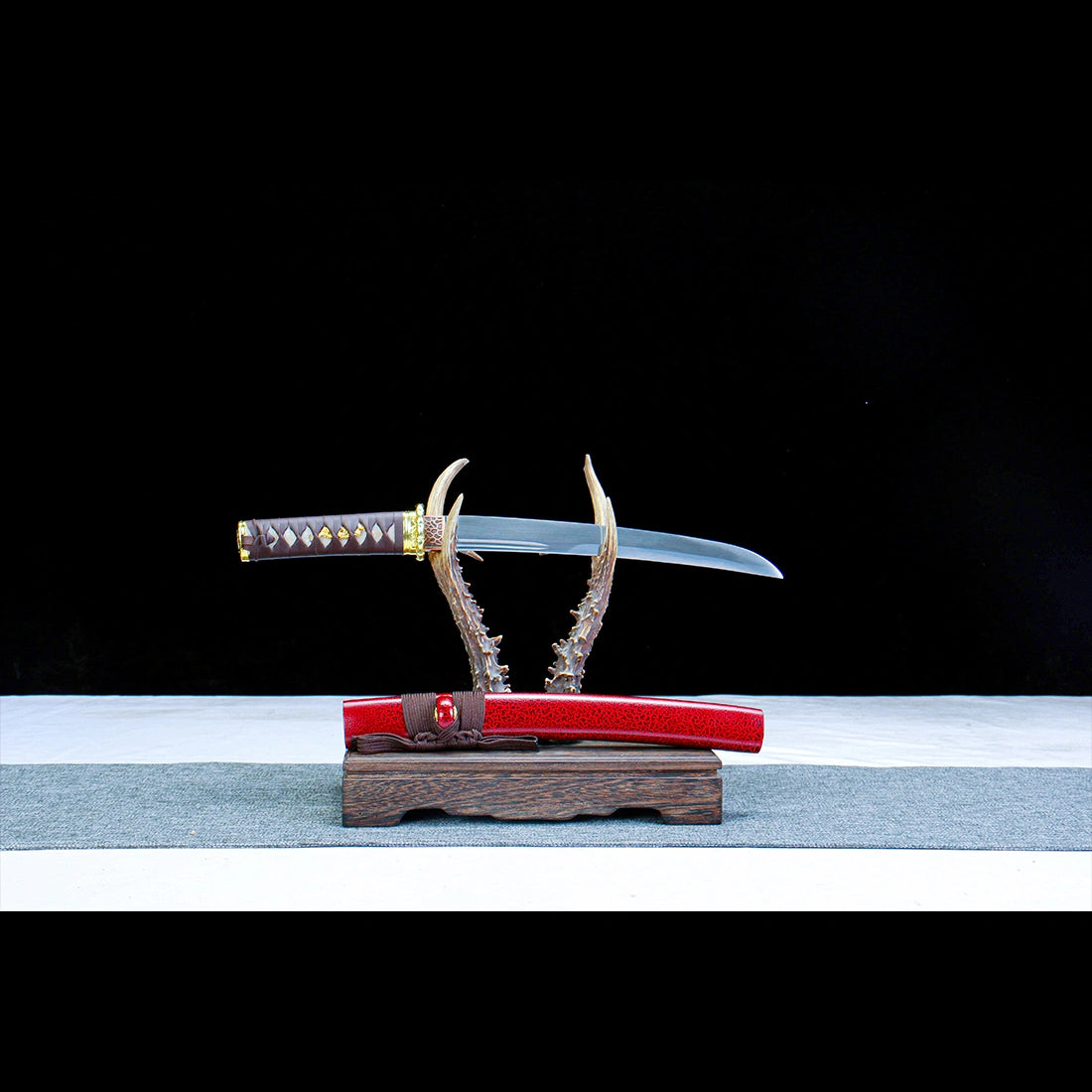 Japanese Tanto – Red Matte Scabbard – 1065 Carbon Steel Blade – Gold Tsuba