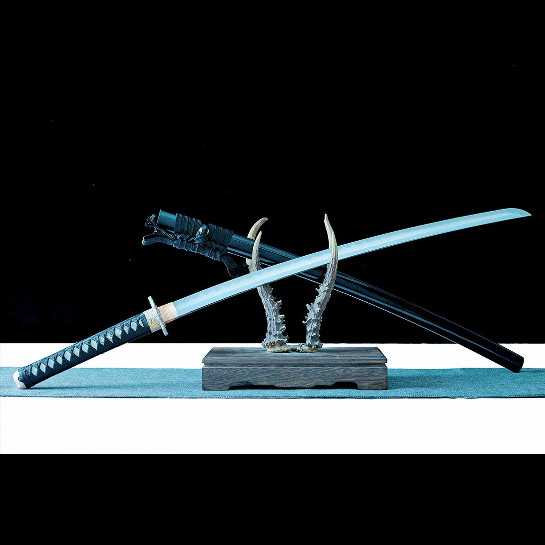 Real Handmade Katana Sword – T10 Steel Clay-Tempered Blade – Full Tang – Black – Collector’s Edition