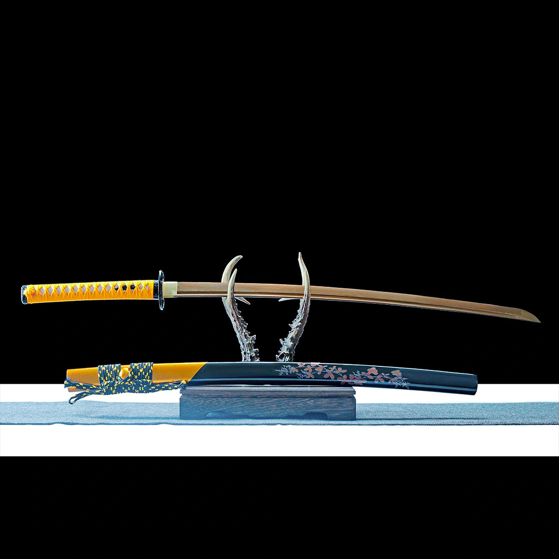 Real Japanese Katana – High Performance Gold Damascus Pattern Steel Blade – Full Tang – Battle Ready