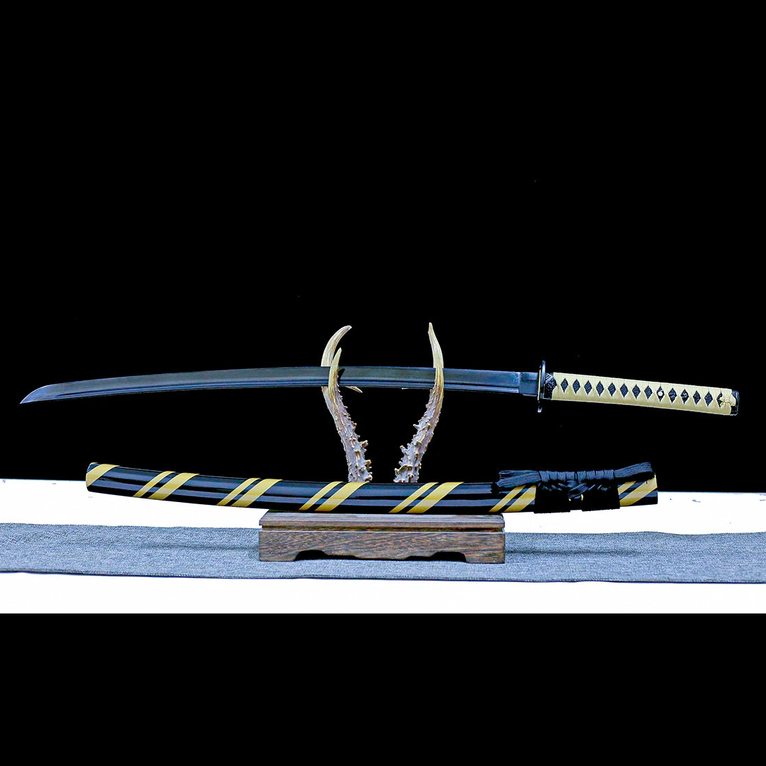 Real Katana Sword – Handmade Black Damascus Pattern Steel Blade – High Performance – Full Tang – Collector’s Edition