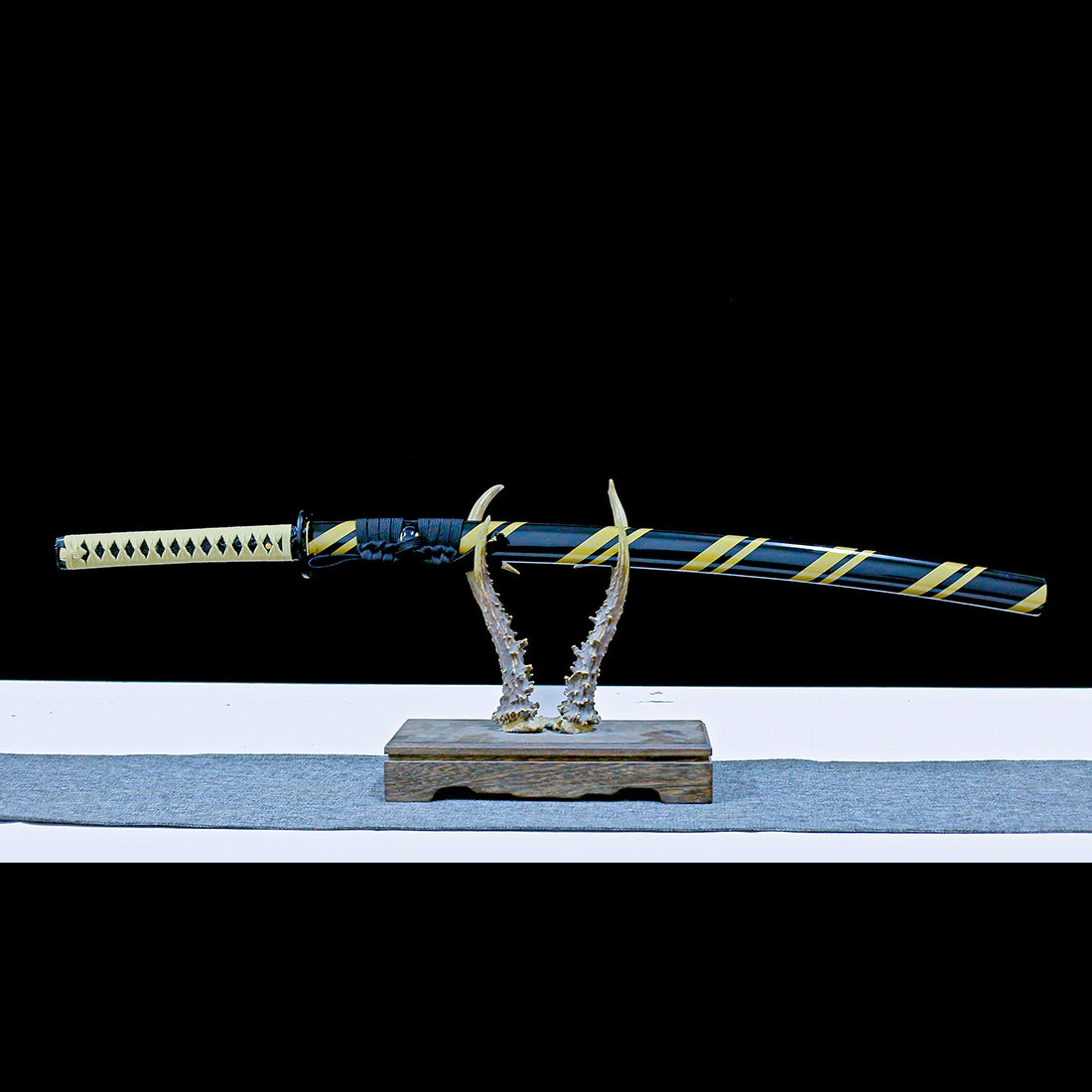 Real Katana Sword – Handmade Black Damascus Pattern Steel Blade – High Performance – Full Tang – Collector’s Edition