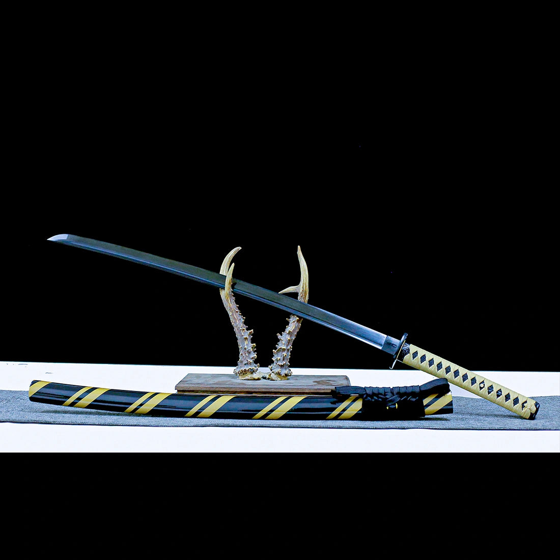 Real Katana Sword – Handmade Black Damascus Pattern Steel Blade – High Performance – Full Tang – Collector’s Edition