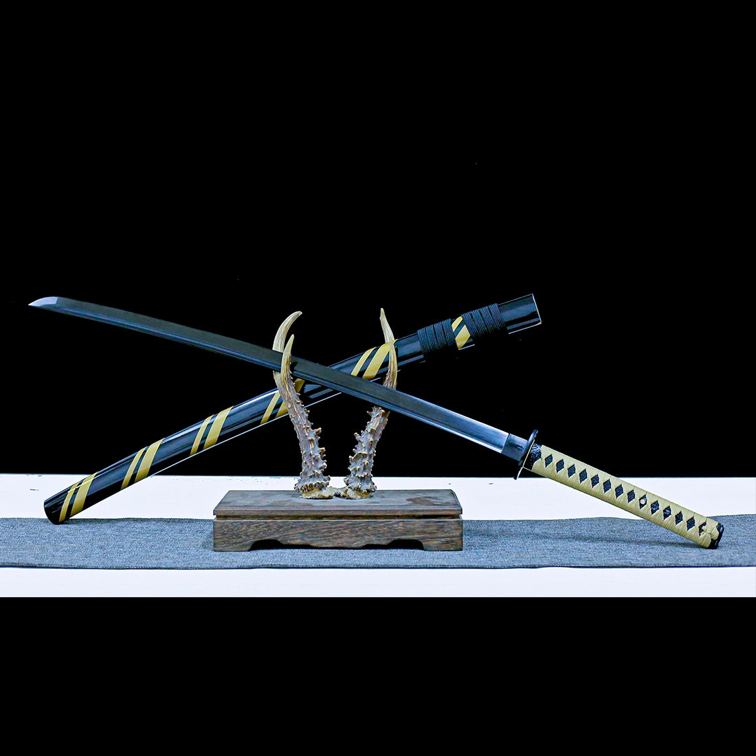 Real Katana Sword – Handmade Black Damascus Pattern Steel Blade – High Performance – Full Tang – Collector’s Edition