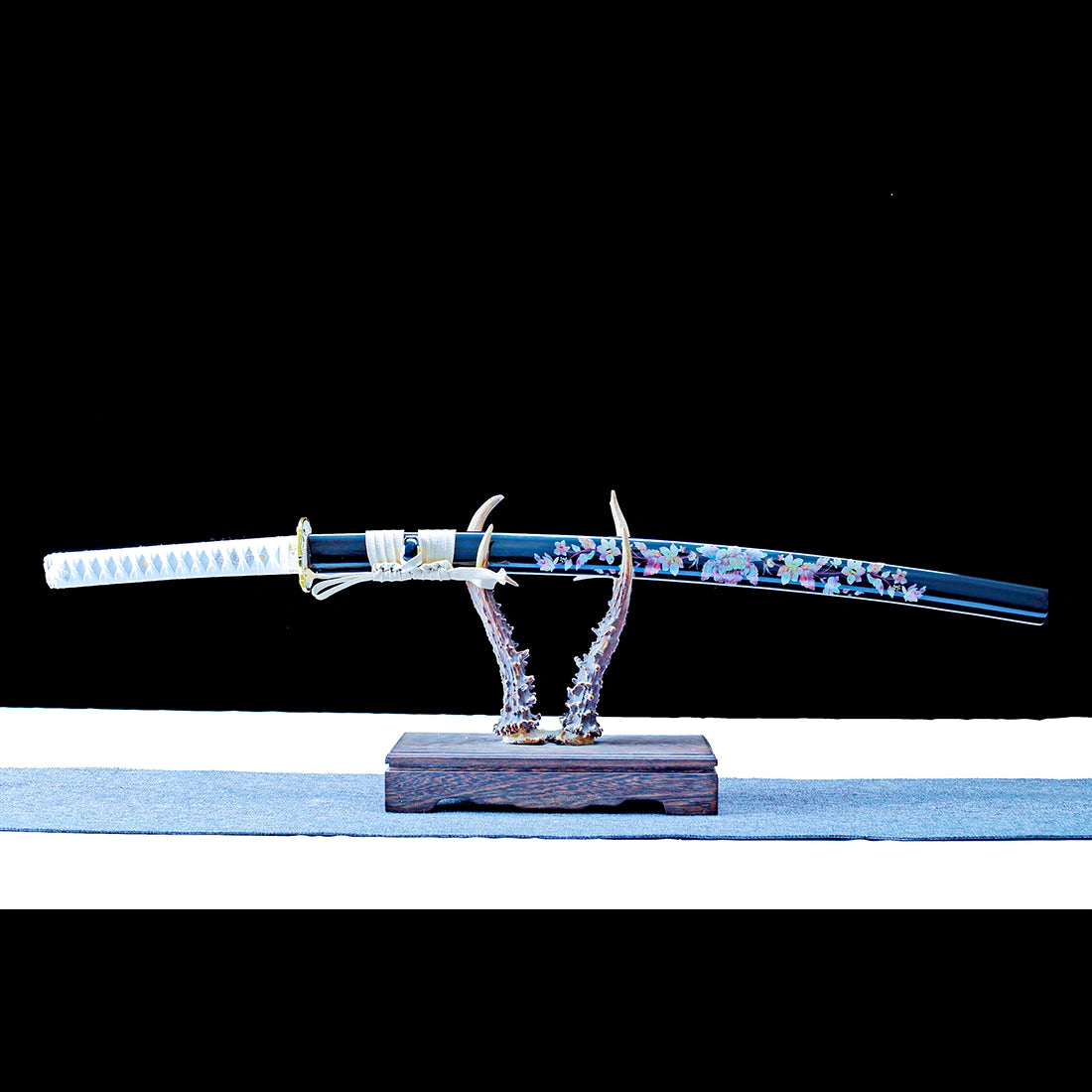 True Japanese Katana Sword – Handmade T10 Carbon Steel Blade – Full Tang – Black Scabbard