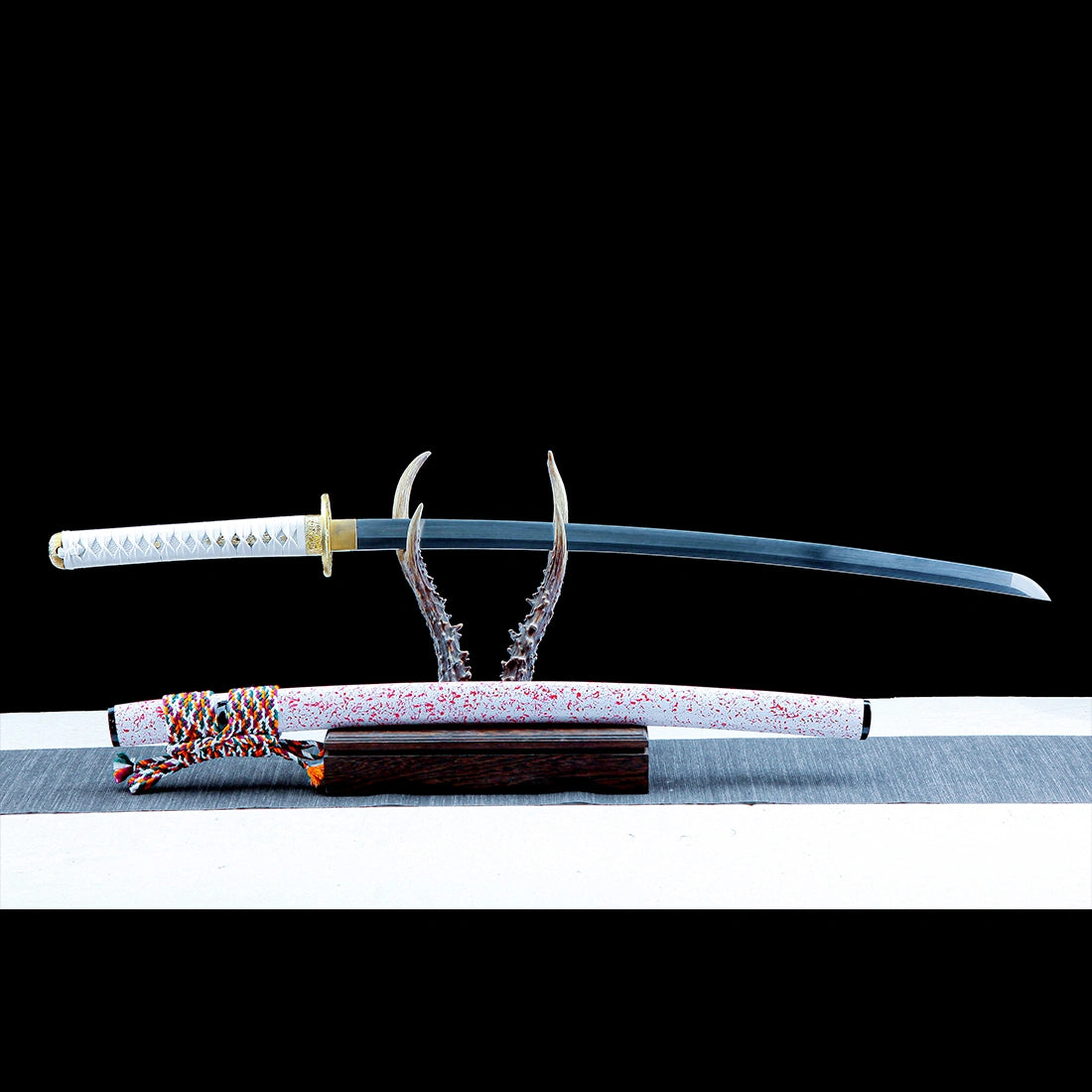 True Katana Sword – Handmade Damascus Pattern Steel Blade – Full Tang – High Performance – White Scabbard