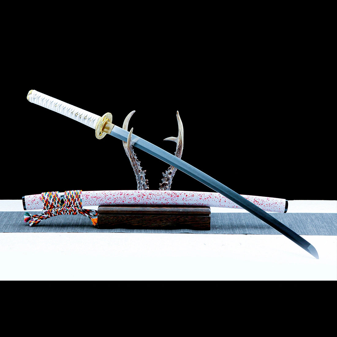 True Katana Sword – Handmade Damascus Pattern Steel Blade – Full Tang – High Performance – White Scabbard