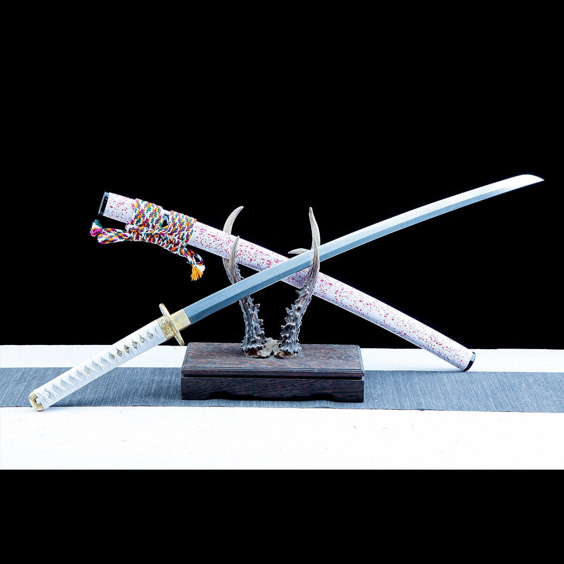 True Katana Sword – Handmade Damascus Pattern Steel Blade – Full Tang – High Performance – White Scabbard