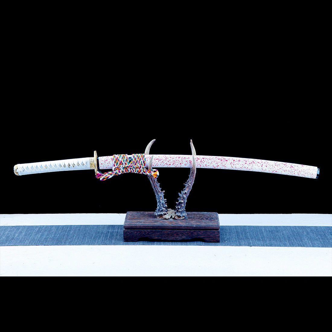 True Katana Sword – Handmade Damascus Pattern Steel Blade – Full Tang – High Performance – White Scabbard