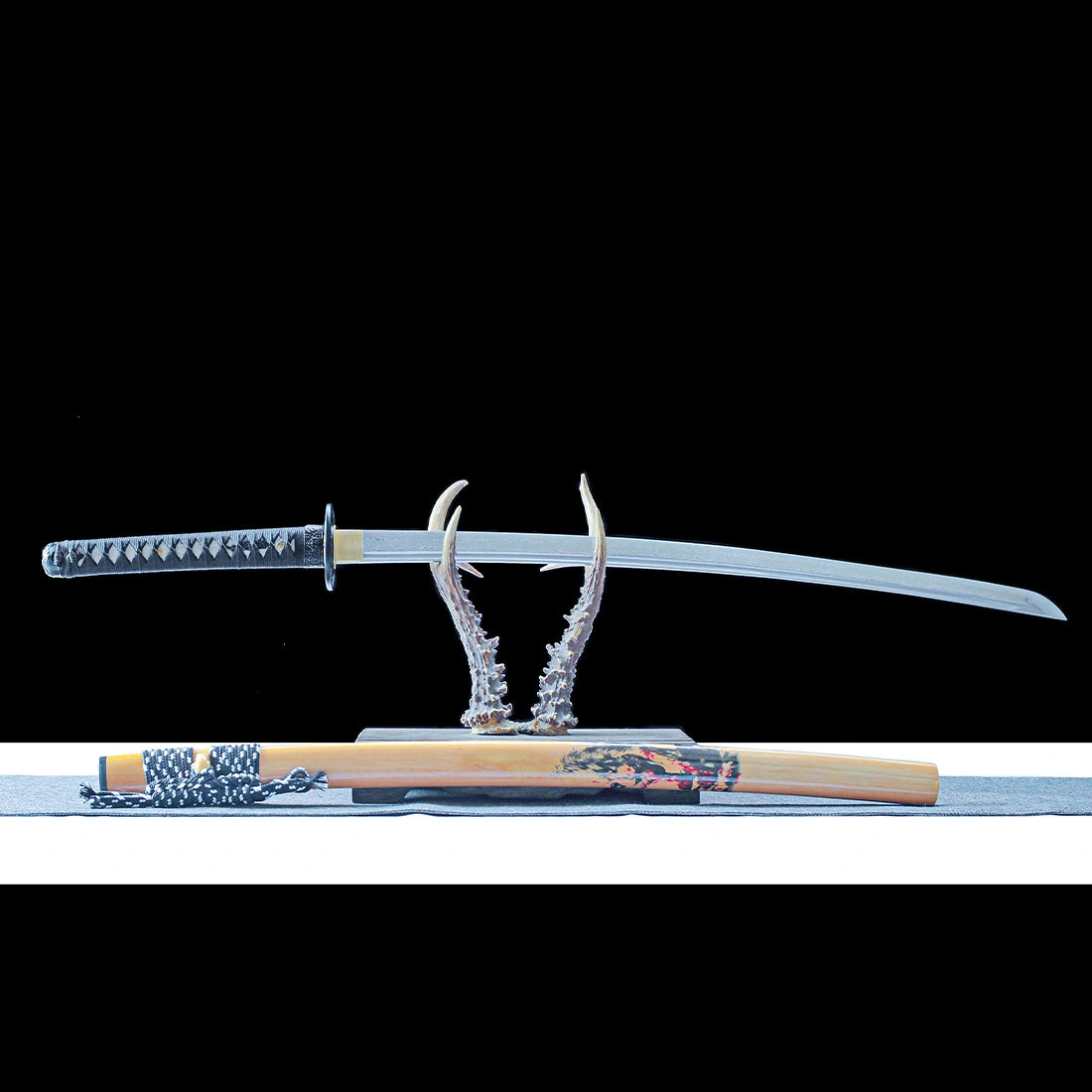 True Katana Sword – Handmade Damascus Pattern Steel Blade – Natural Wood Scabbard – Battle Ready