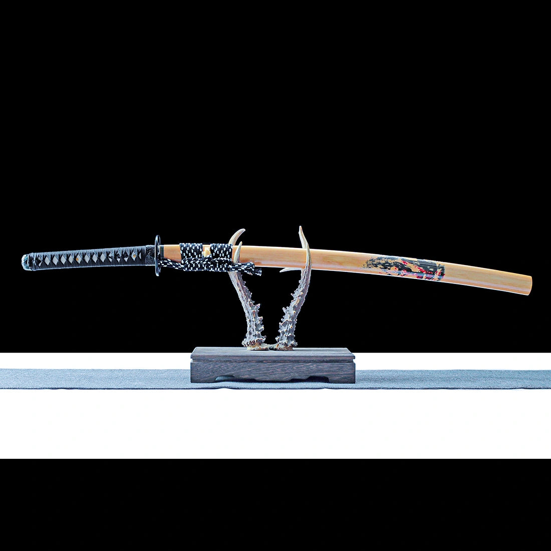 True Katana Sword – Handmade Damascus Pattern Steel Blade – Natural Wood Scabbard – Battle Ready