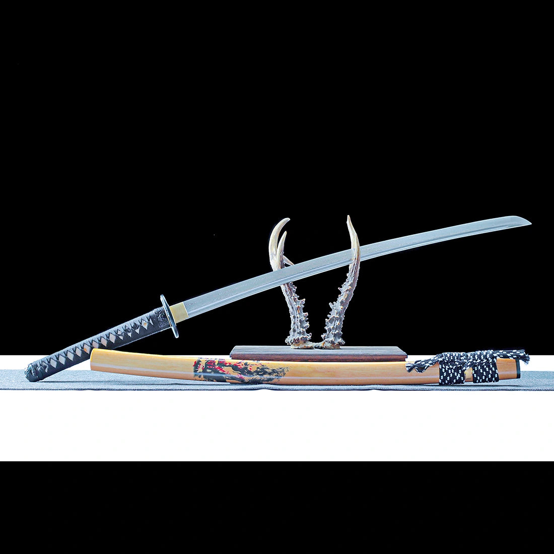 True Katana Sword – Handmade Damascus Pattern Steel Blade – Natural Wood Scabbard – Battle Ready