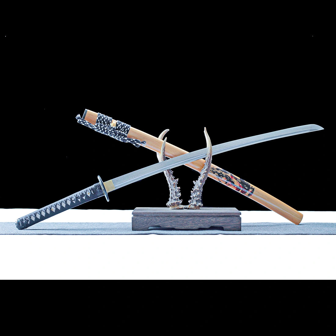 True Katana Sword – Handmade Damascus Pattern Steel Blade – Natural Wood Scabbard – Battle Ready
