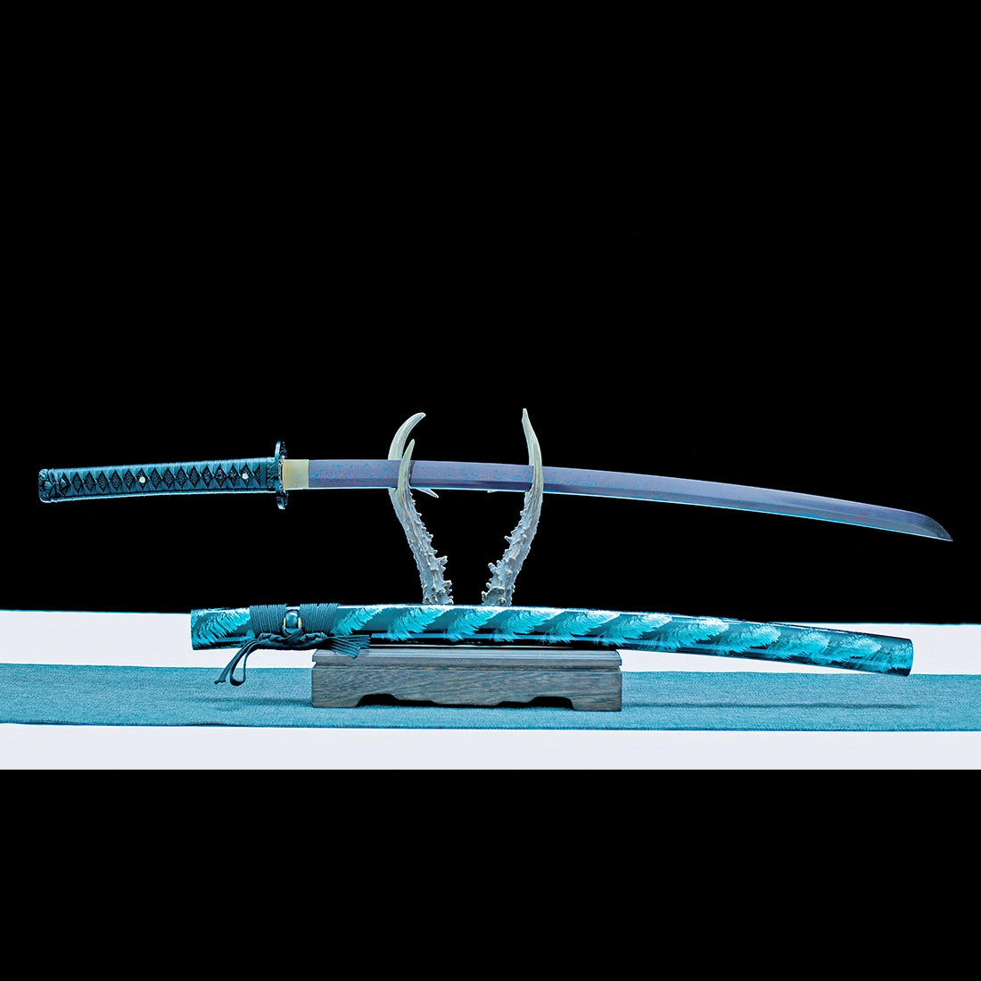 True Katana Sword – Handmade Damascus Pattern Steel Red Blade – Full Tang – Battle Ready