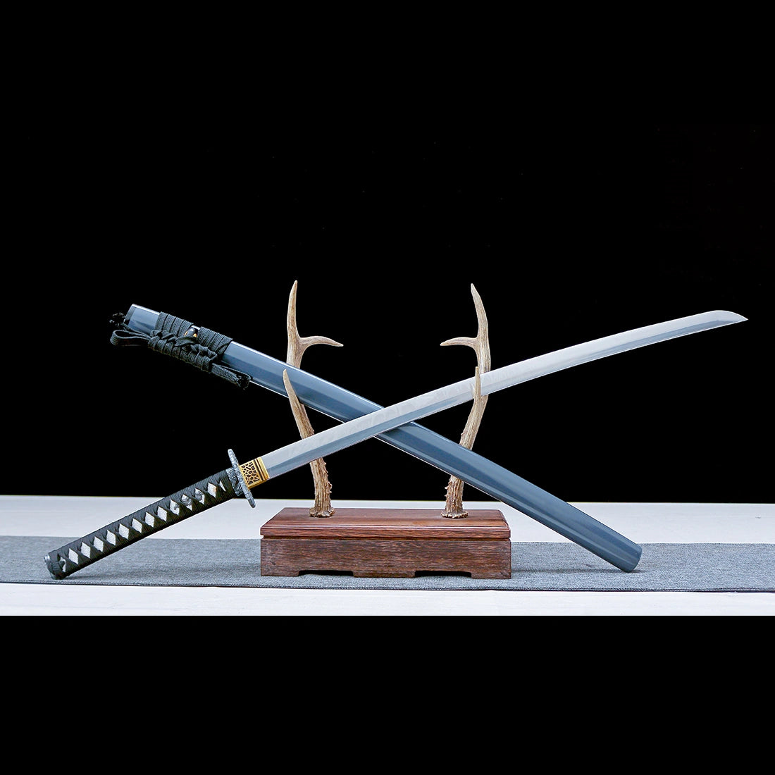 True Katana Sword – High Performance T10 Carbon Steel Blade – Gray Scabbard – Full Tang