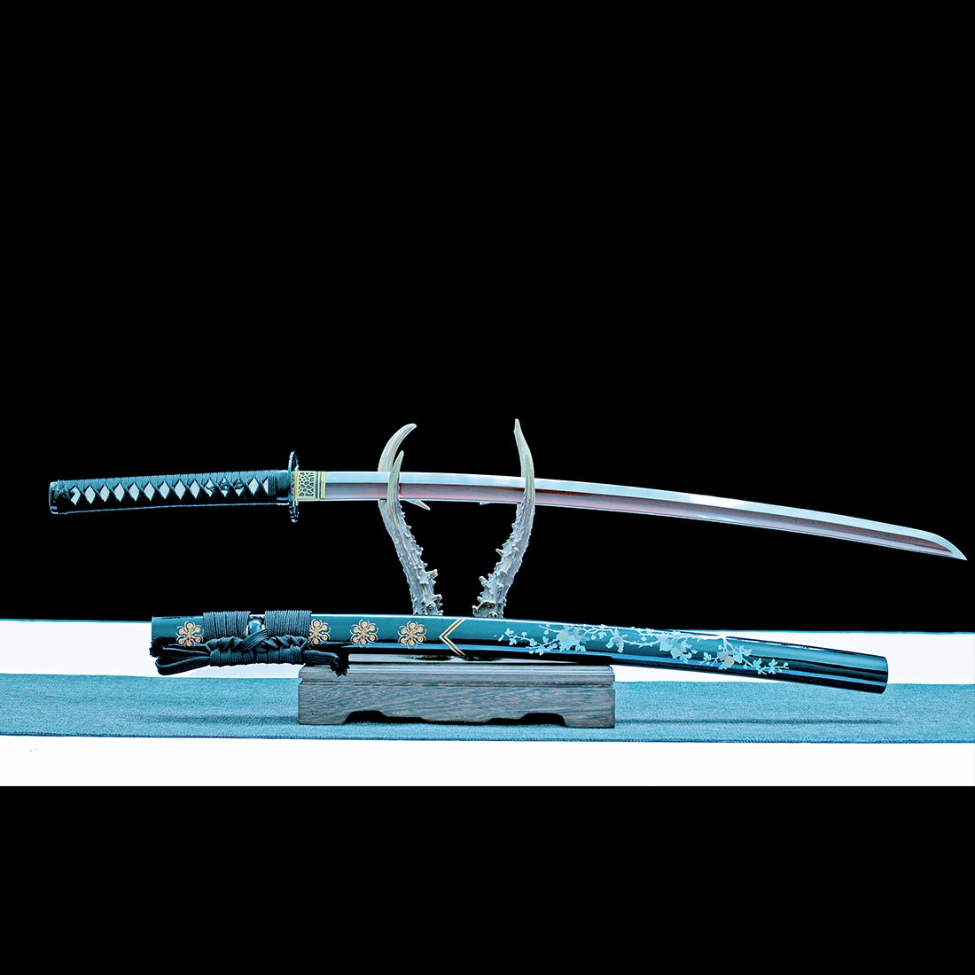 True Katana – Handmade Red Damascus Pattern Steel Blade – Black Scabbard – Full Tang