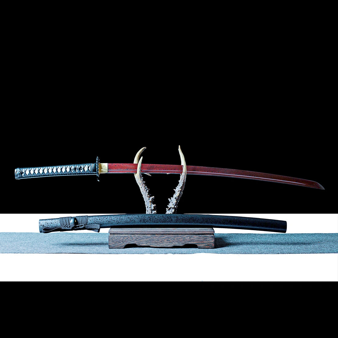 True Katana – Handmade Red Damascus Pattern Steel Blade – Full Tang – Black Scabbard – High Performance