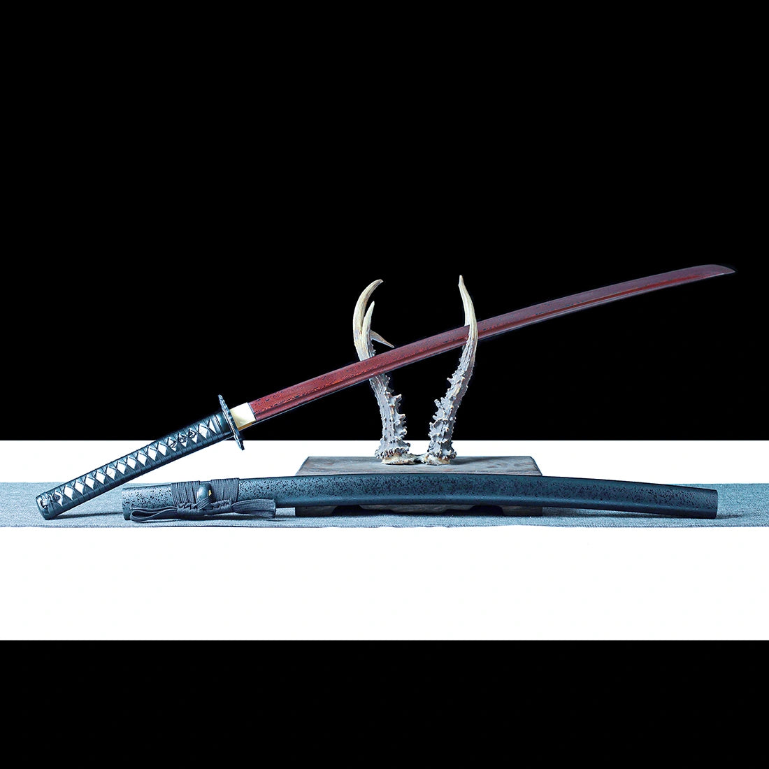 True Katana – Handmade Red Damascus Pattern Steel Blade – Full Tang – Black Scabbard – High Performance